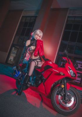 十字架下的魔影